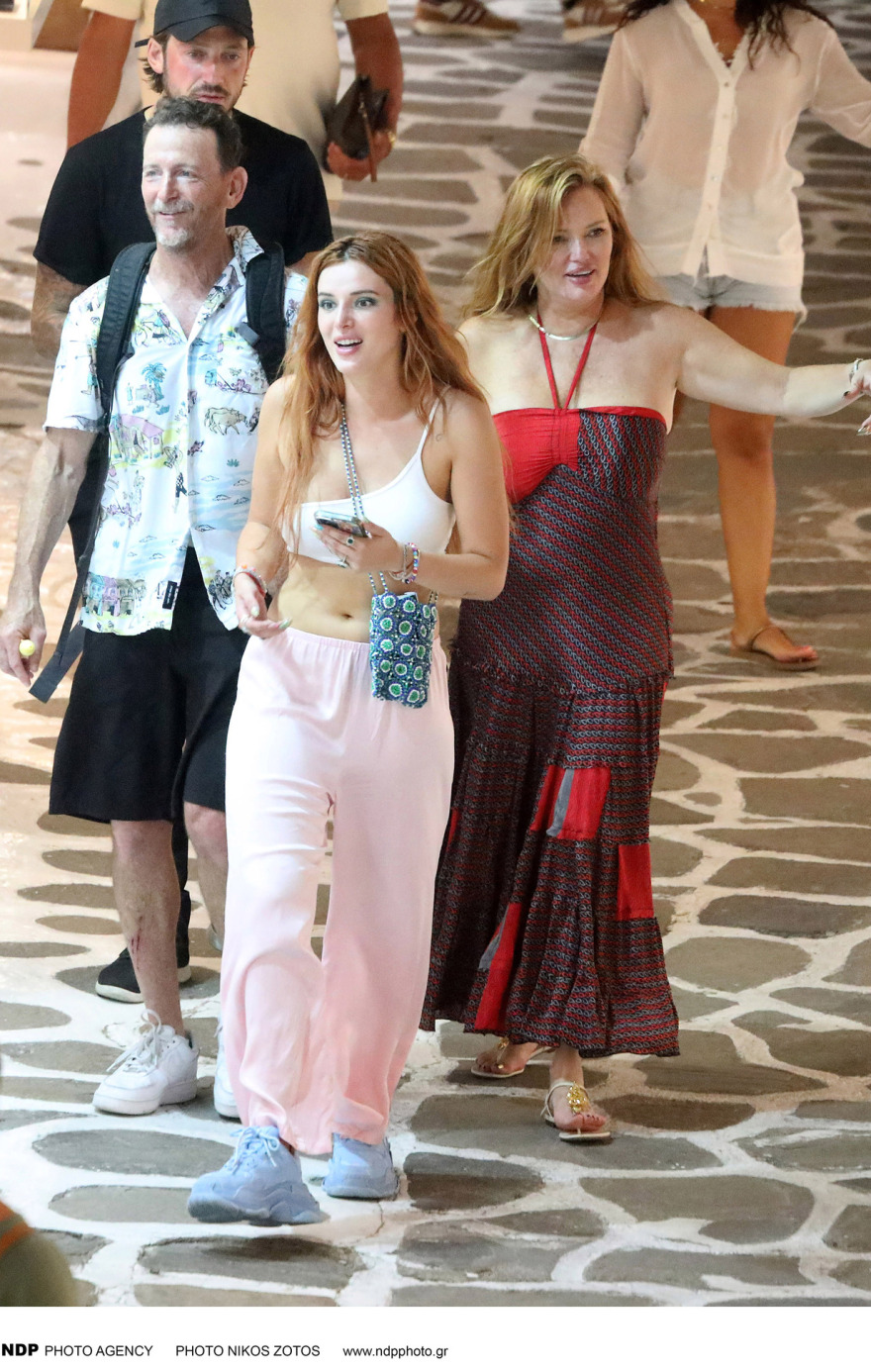 Μπέλα Θορν: Νέες φωτογραφίες από τη Μύκονο