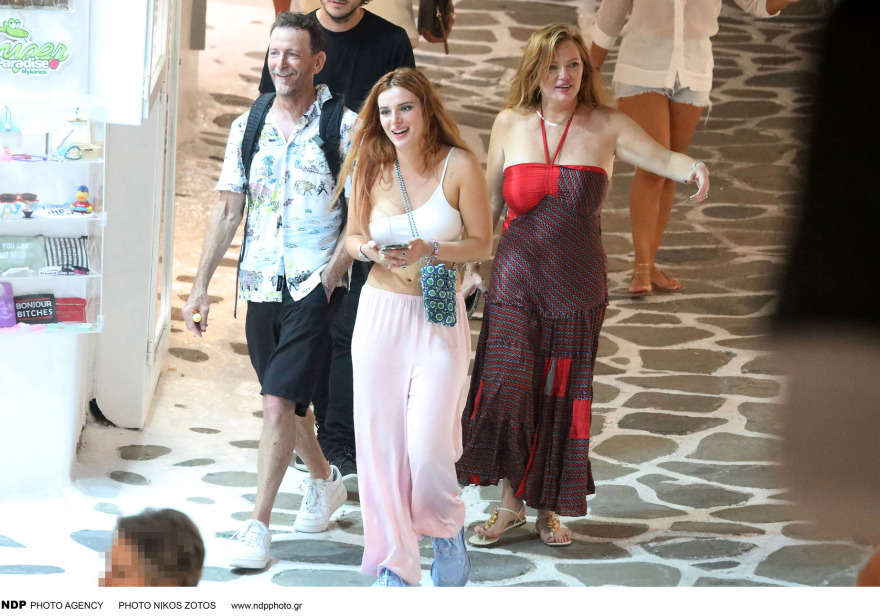 Μπέλα Θορν: Νέες φωτογραφίες από τη Μύκονο