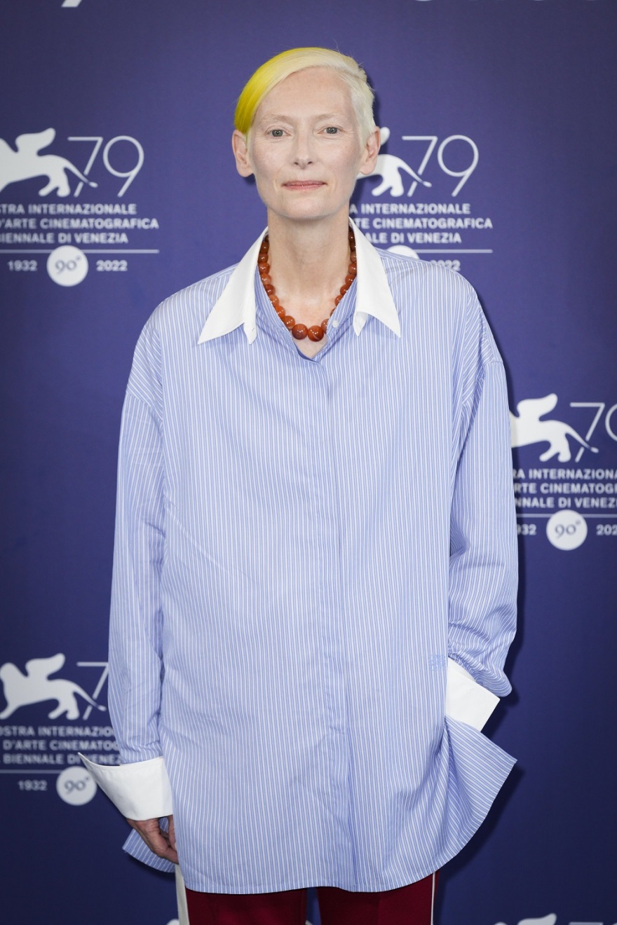 Τίλντα Σουίντον: Nτύθηκε στο Φεστιβάλ Βενετίας με τα χρώματα της ουκρανικής σημαίας