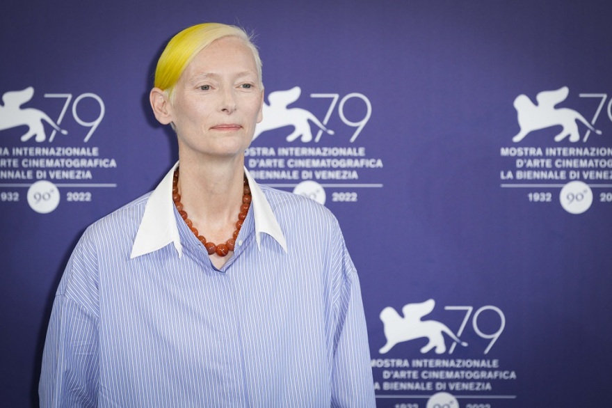 Τίλντα Σουίντον: Nτύθηκε στο Φεστιβάλ Βενετίας με τα χρώματα της ουκρανικής σημαίας