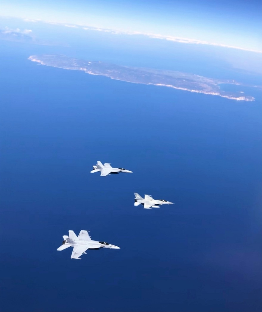 Συνεκπαίδευση αεροσκαφών της Πολεμικής Αεροπορίας με το αεροπλανοφόρο «USS George H.W. Bush»