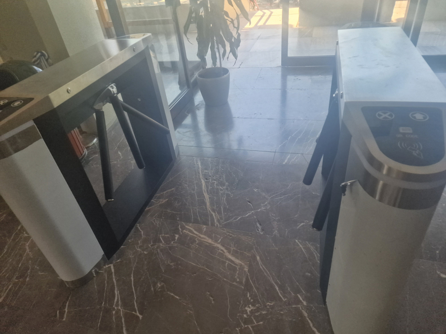 Θεσσαλονίκη: Επισκευάζονται τα τουρνικέ στο ΑΠΘ υπό την έντονη παρουσία της ΕΛ.ΑΣ - Δείτε φωτογραφίες