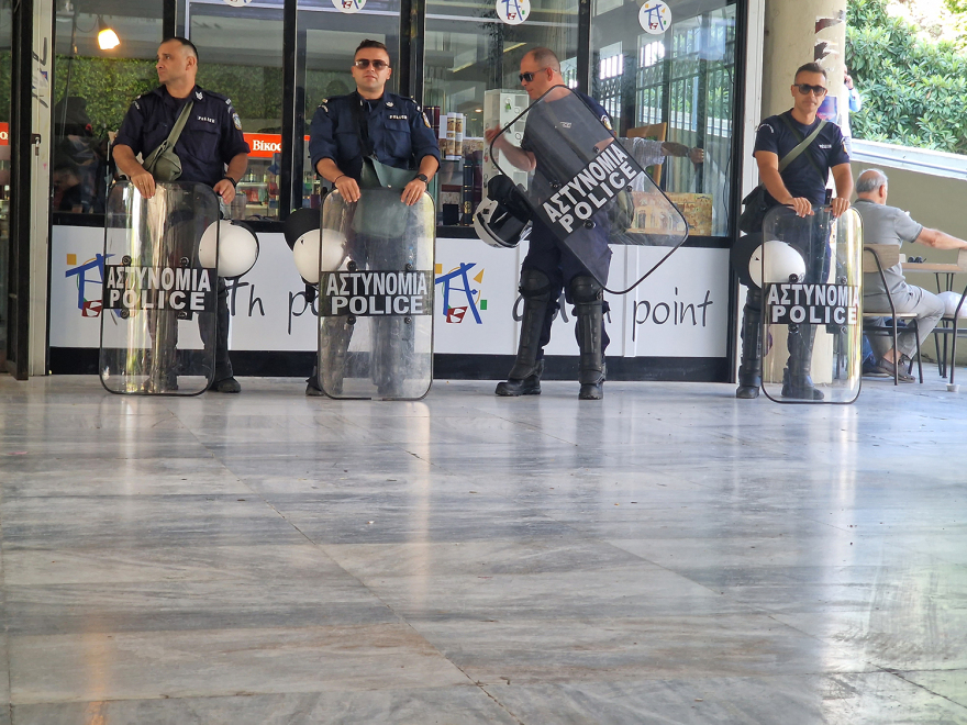 Θεσσαλονίκη: Επισκευάζονται τα τουρνικέ στο ΑΠΘ υπό την έντονη παρουσία της ΕΛ.ΑΣ - Δείτε φωτογραφίες