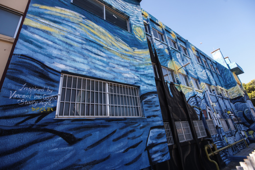 Η «Έναστρη Νύχτα» του Βαν Γκoγκ στολίζει την πρόσοψη του 2ου Λυκείου Αλίμου - Δείτε φωτογραφίες