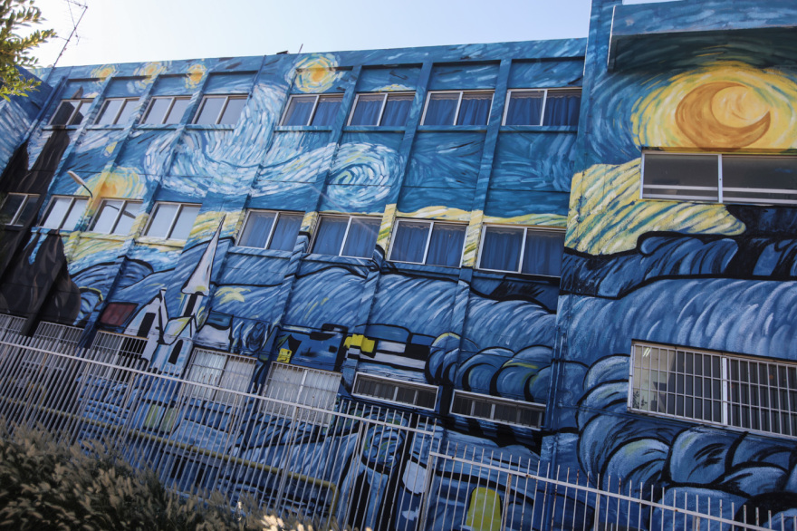 Η «Έναστρη Νύχτα» του Βαν Γκoγκ στολίζει την πρόσοψη του 2ου Λυκείου Αλίμου - Δείτε φωτογραφίες
