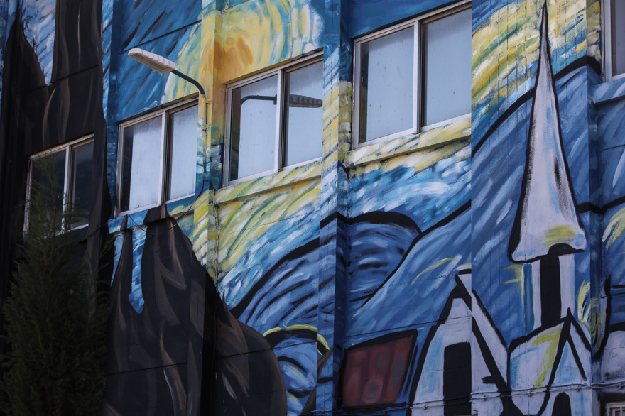 Η «Έναστρη Νύχτα» του Βαν Γκoγκ στολίζει την πρόσοψη του 2ου Λυκείου Αλίμου - Δείτε φωτογραφίες