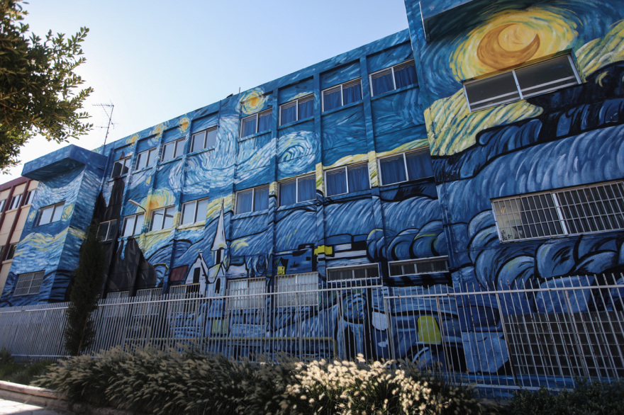 Η «Έναστρη Νύχτα» του Βαν Γκoγκ στολίζει την πρόσοψη του 2ου Λυκείου Αλίμου - Δείτε φωτογραφίες
