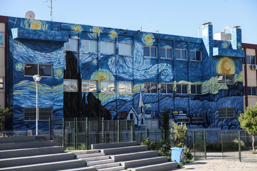 Η «Έναστρη Νύχτα» του Βαν Γκoγκ στολίζει την πρόσοψη του 2ου Λυκείου Αλίμου - Δείτε φωτογραφίες