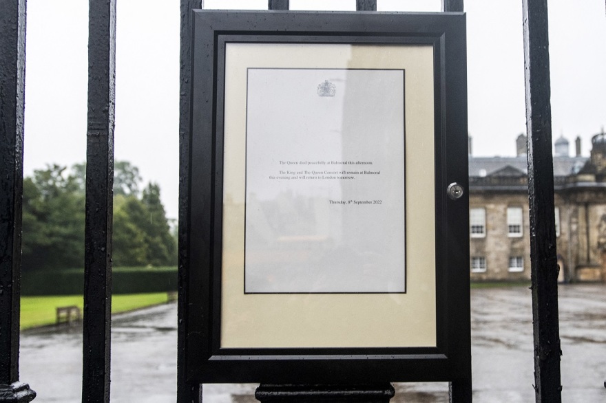 Πέθανε η βασίλισσα Ελισάβετ: Η στιγμή που θυροκολλήθηκε στο Μπάκιγχαμ η αναγγελία του θανάτου της