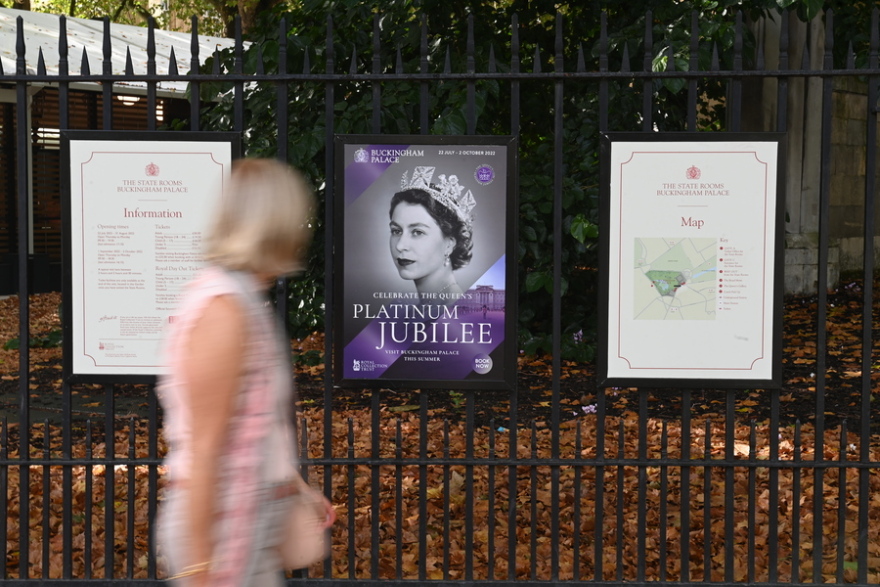 Βασίλισσα Ελισάβετ: Koσμοσυρροή έξω από Μπαλμόραλ και Μπάκιγχαμ