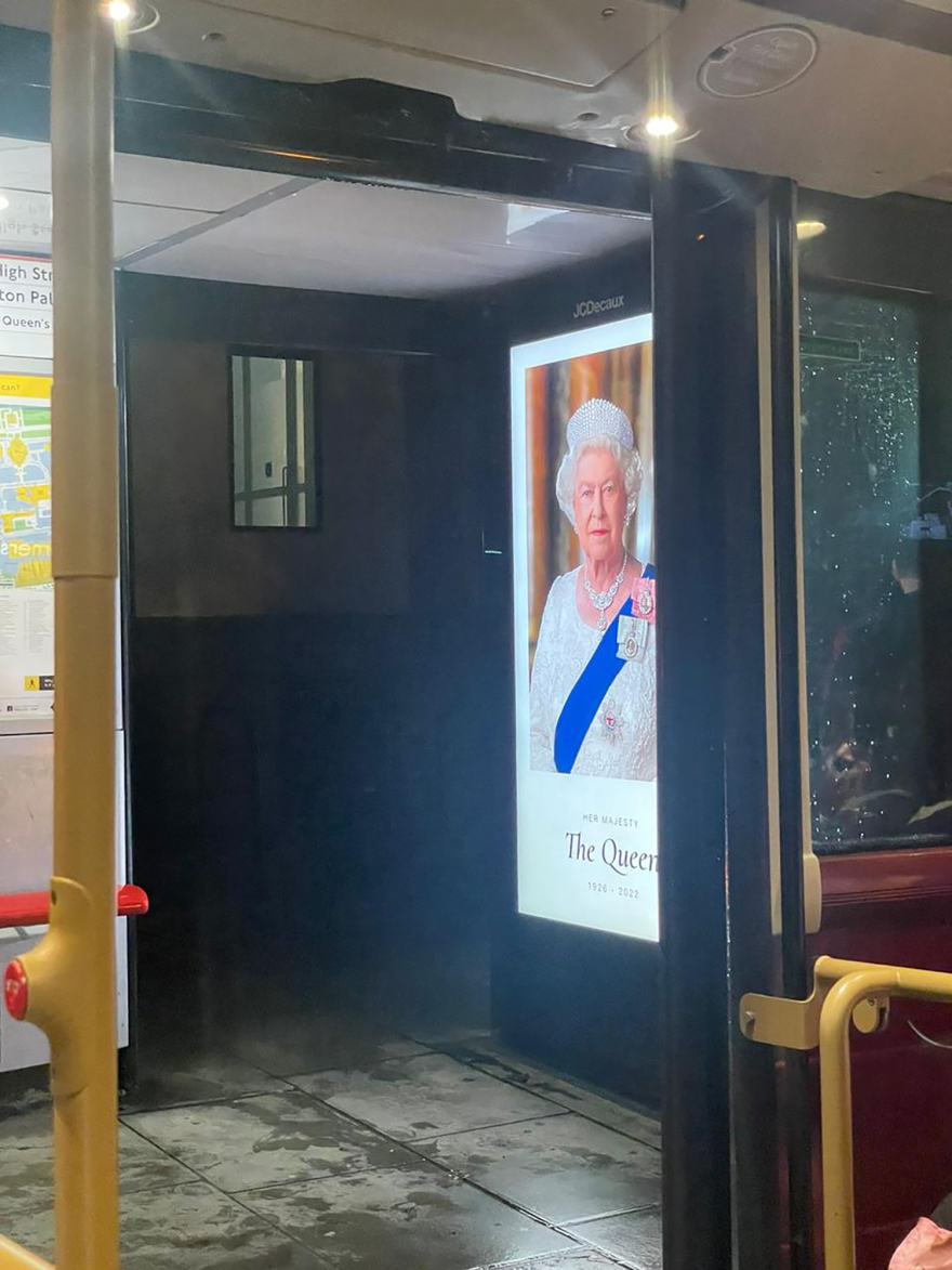 Ελισάβετ: Δείτε live εικόνα από το Μπάκιγχαμ και το Μπαλμόραλ - Η Βρετανία θρηνεί τον θάνατο της βασίλισσας