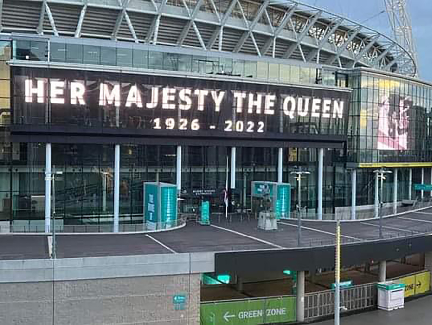 Ελισάβετ: Δείτε live εικόνα από το Μπάκιγχαμ και το Μπαλμόραλ - Η Βρετανία θρηνεί τον θάνατο της βασίλισσας