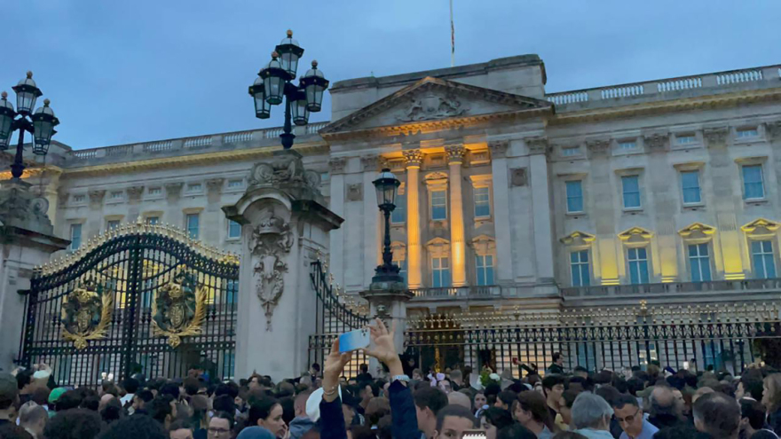 Πέθανε η βασίλισσα Ελισάβετ: Οι Βρετανοί πενθούν - Χιλιάδες κόσμου έξω από το Μπάκιγχαμ 