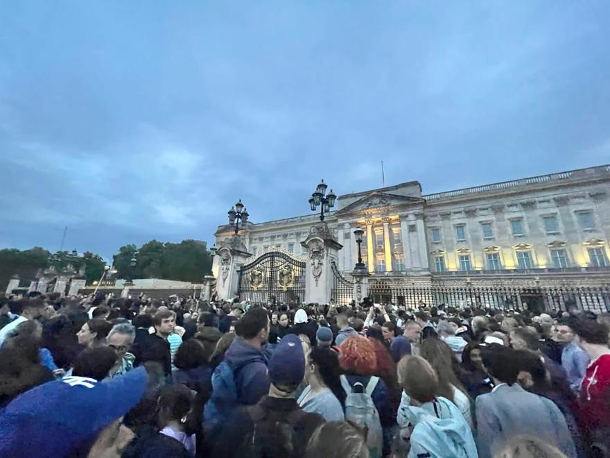 Πέθανε η βασίλισσα Ελισάβετ: Οι Βρετανοί πενθούν - Χιλιάδες κόσμου έξω από το Μπάκιγχαμ 