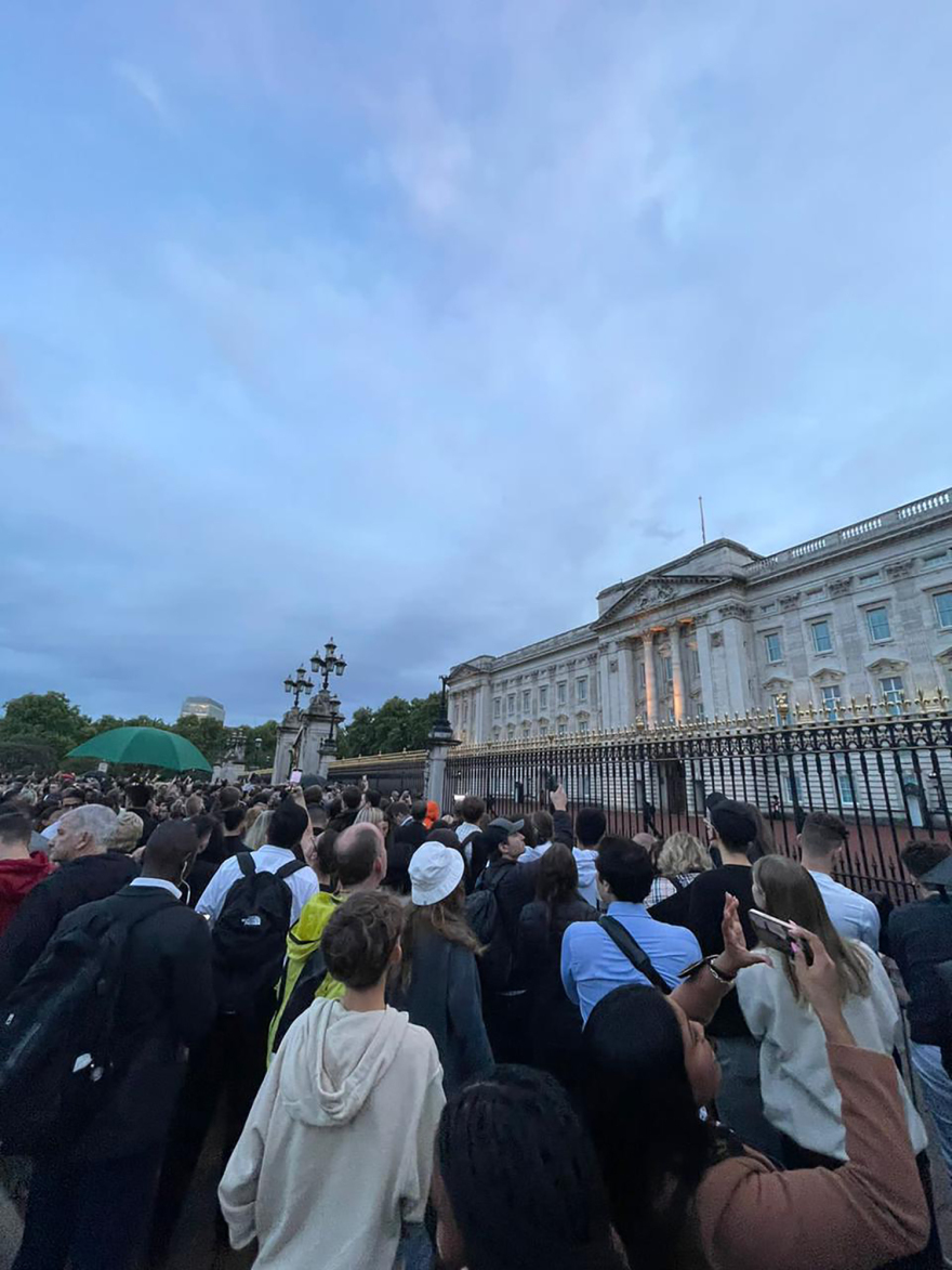 Πέθανε η βασίλισσα Ελισάβετ: Οι Βρετανοί πενθούν - Χιλιάδες κόσμου έξω από το Μπάκιγχαμ 