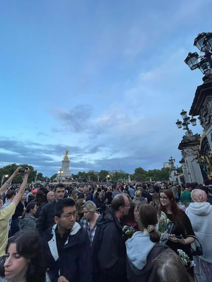 Πέθανε η βασίλισσα Ελισάβετ: Οι Βρετανοί πενθούν - Χιλιάδες κόσμου έξω από το Μπάκιγχαμ 