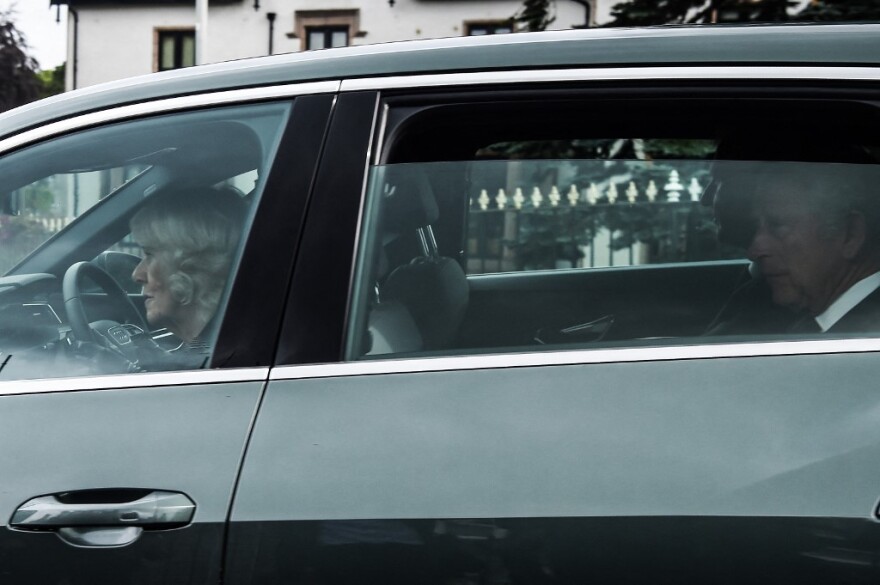 Βασίλισσα Ελισάβετ: Όταν ο Κάρολος φεύγει από το Μπαλμόραλ