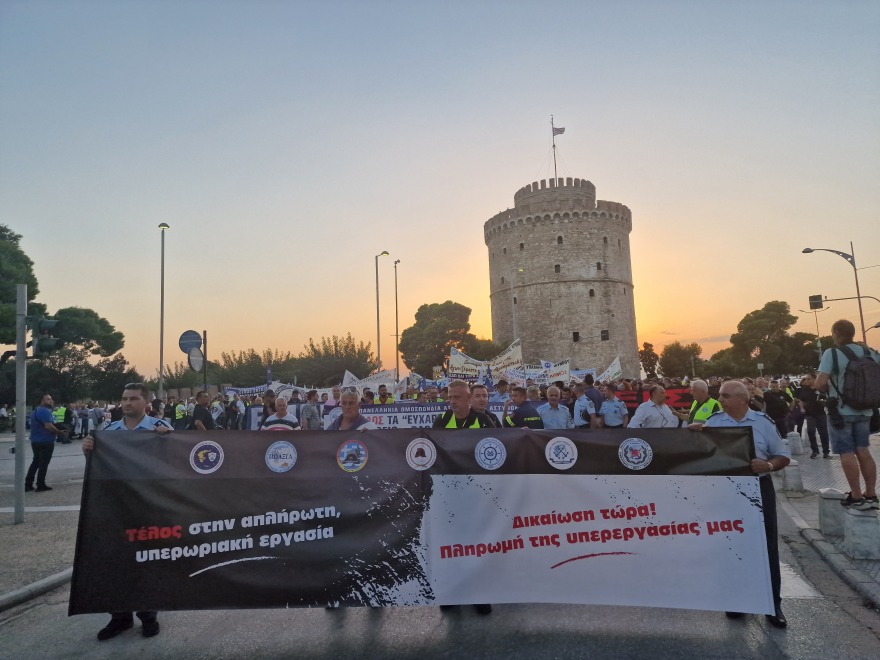 Θεσσαλονίκη: Με πυρσούς, σφυρίχτρες και συνθήματα η πορεία των ενστόλων στον Λευκό Πύργο