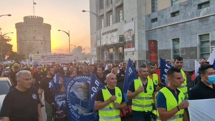 Θεσσαλονίκη: Με πυρσούς, σφυρίχτρες και συνθήματα η πορεία των ενστόλων στον Λευκό Πύργο