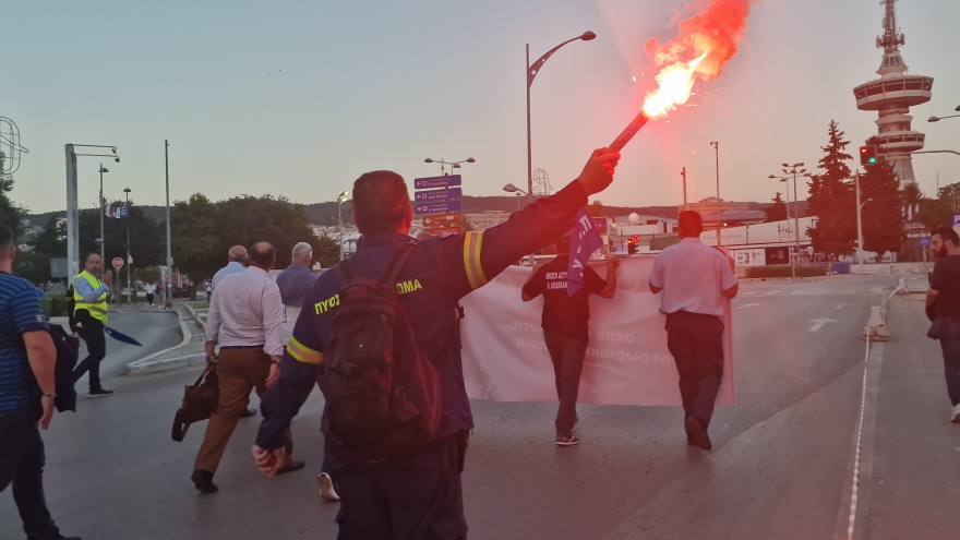 Θεσσαλονίκη: Με πυρσούς, σφυρίχτρες και συνθήματα η πορεία των ενστόλων στον Λευκό Πύργο