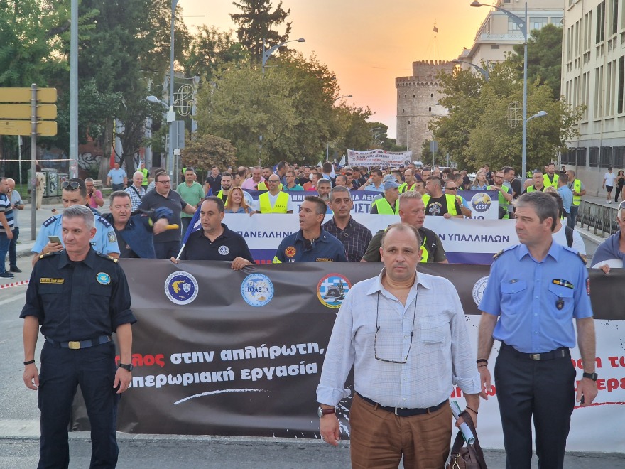 Θεσσαλονίκη: Με πυρσούς, σφυρίχτρες και συνθήματα η πορεία των ενστόλων στον Λευκό Πύργο