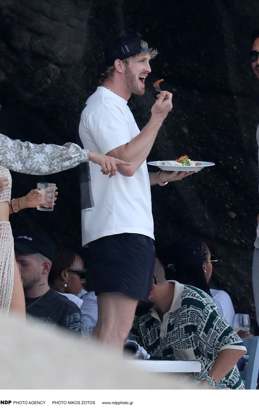 Νίνα Άγκνταλ: H πρώην του Λεονάρντο Ντι Κάπριο κάνει διακοπές στη Μύκονο