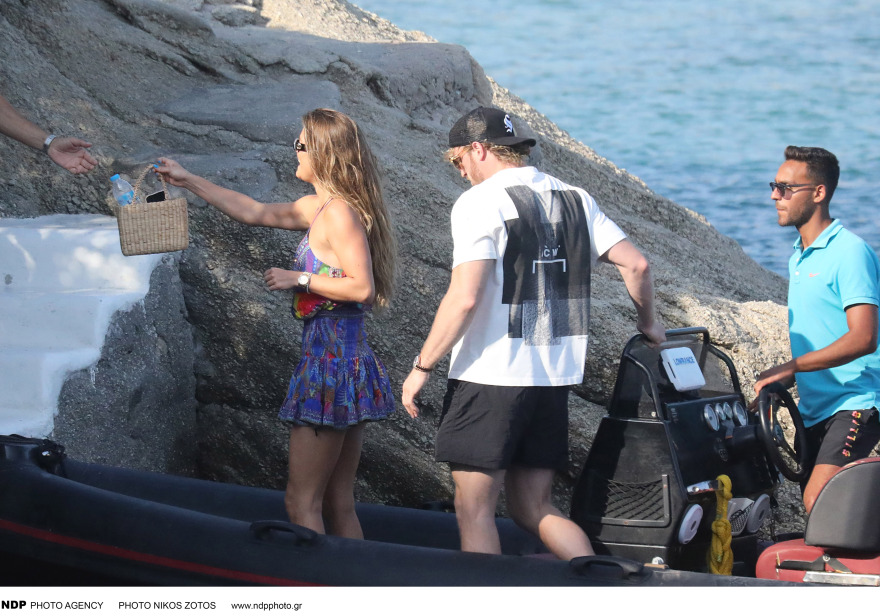 Νίνα Άγκνταλ: H πρώην του Λεονάρντο Ντι Κάπριο κάνει διακοπές στη Μύκονο