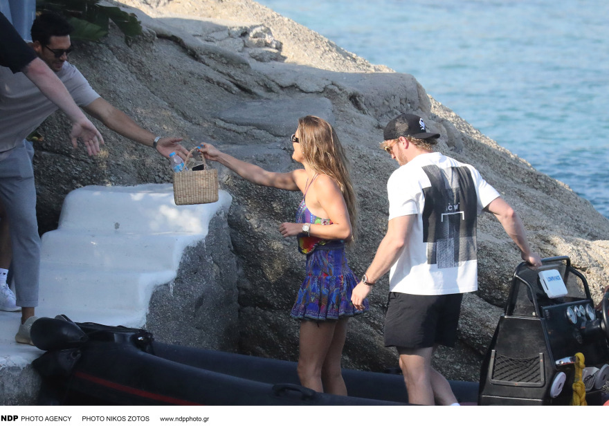 Νίνα Άγκνταλ: H πρώην του Λεονάρντο Ντι Κάπριο κάνει διακοπές στη Μύκονο