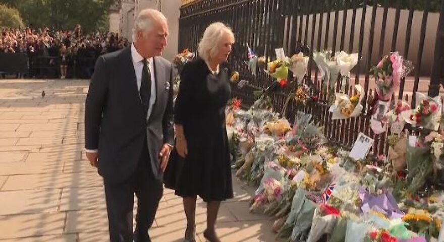 Πέθανε η βασίλισσα Ελισάβετ: Ο κόσμος «αγκάλιασε» τον Κάρολο έξω από το Μπάκιγχαμ - Στο πλευρό του η Καμίλα