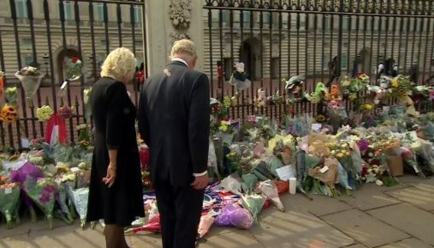 Πέθανε η βασίλισσα Ελισάβετ: Ο κόσμος «αγκάλιασε» τον Κάρολο έξω από το Μπάκιγχαμ - Στο πλευρό του η Καμίλα