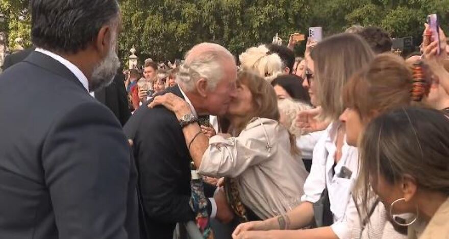 Πέθανε η βασίλισσα Ελισάβετ: Ο κόσμος «αγκάλιασε» τον Κάρολο έξω από το Μπάκιγχαμ - Στο πλευρό του η Καμίλα