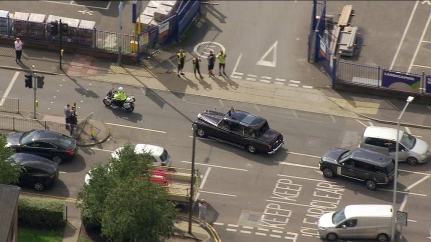 Πέθανε η βασίλισσα Ελισάβετ: Ο κόσμος «αγκάλιασε» τον Κάρολο έξω από το Μπάκιγχαμ - Στο πλευρό του η Καμίλα