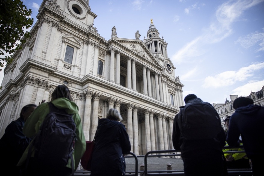 Βασίλισσα Ελισάβετ: Για πρώτη φορά μετά από 70 χρόνια «God save the king» στην επιμνημόσυνη δέηση