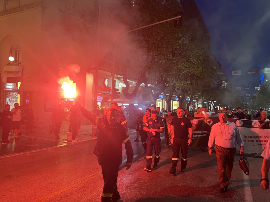 Θεσσαλονίκη: Με πυρσούς, σφυρίχτρες και συνθήματα η πορεία των ενστόλων στον Λευκό Πύργο