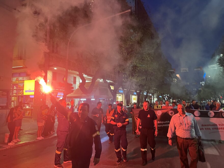 Θεσσαλονίκη: Με πυρσούς, σφυρίχτρες και συνθήματα η πορεία των ενστόλων στον Λευκό Πύργο