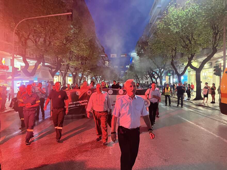 Θεσσαλονίκη: Με πυρσούς, σφυρίχτρες και συνθήματα η πορεία των ενστόλων στον Λευκό Πύργο