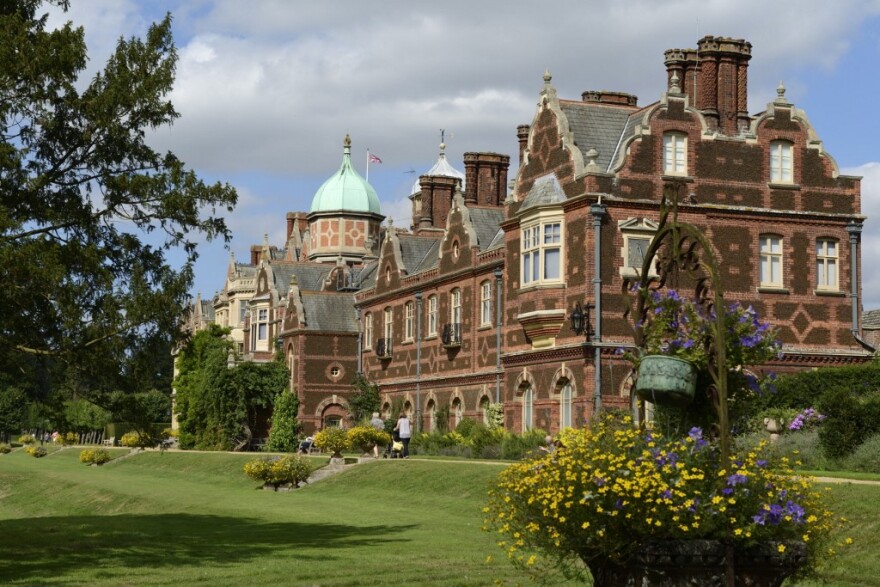 Βασίλισσα Ελισάβετ: Η τεράστια περιουσία που άφησε πίσω της - Εκτάσεις γης, ακίνητα, αιολικά πάρκα