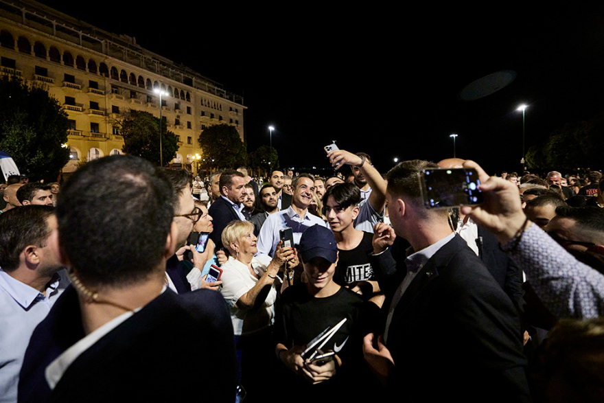 Θεσσαλονίκη: Βόλτα στην πλατεία Αριστοτέλους έκανε ο Κυριάκος Μητσοτάκης - Βίντεο