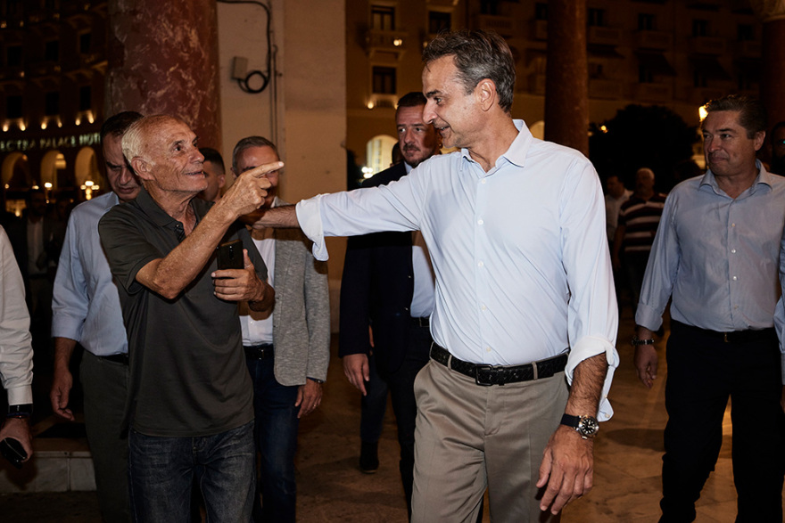 Θεσσαλονίκη: Βόλτα στην πλατεία Αριστοτέλους έκανε ο Κυριάκος Μητσοτάκης - Βίντεο