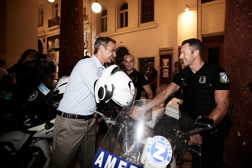 Θεσσαλονίκη: Βόλτα στην πλατεία Αριστοτέλους έκανε ο Κυριάκος Μητσοτάκης - Βίντεο
