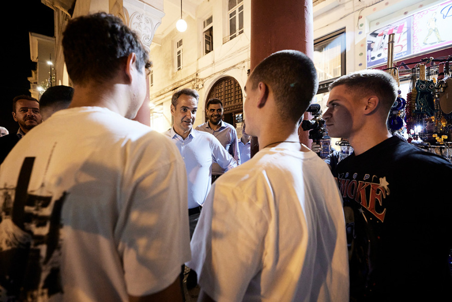 Θεσσαλονίκη: Βόλτα στην πλατεία Αριστοτέλους έκανε ο Κυριάκος Μητσοτάκης - Βίντεο