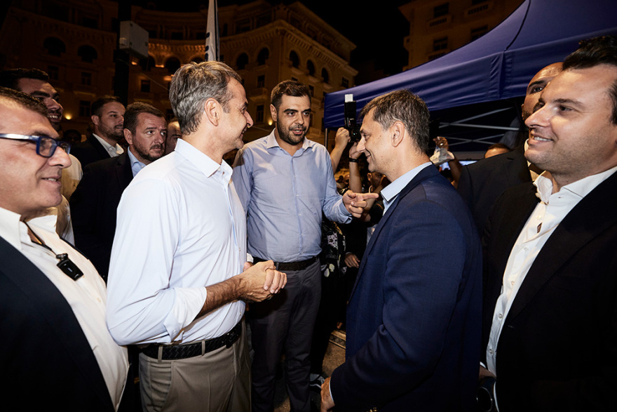Θεσσαλονίκη: Βόλτα στην πλατεία Αριστοτέλους έκανε ο Κυριάκος Μητσοτάκης - Βίντεο