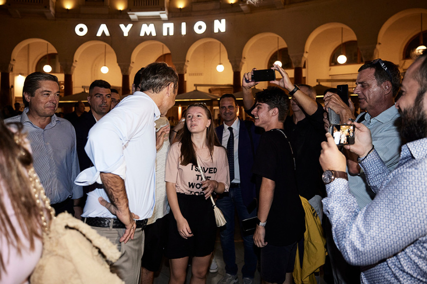 Θεσσαλονίκη: Βόλτα στην πλατεία Αριστοτέλους έκανε ο Κυριάκος Μητσοτάκης - Βίντεο