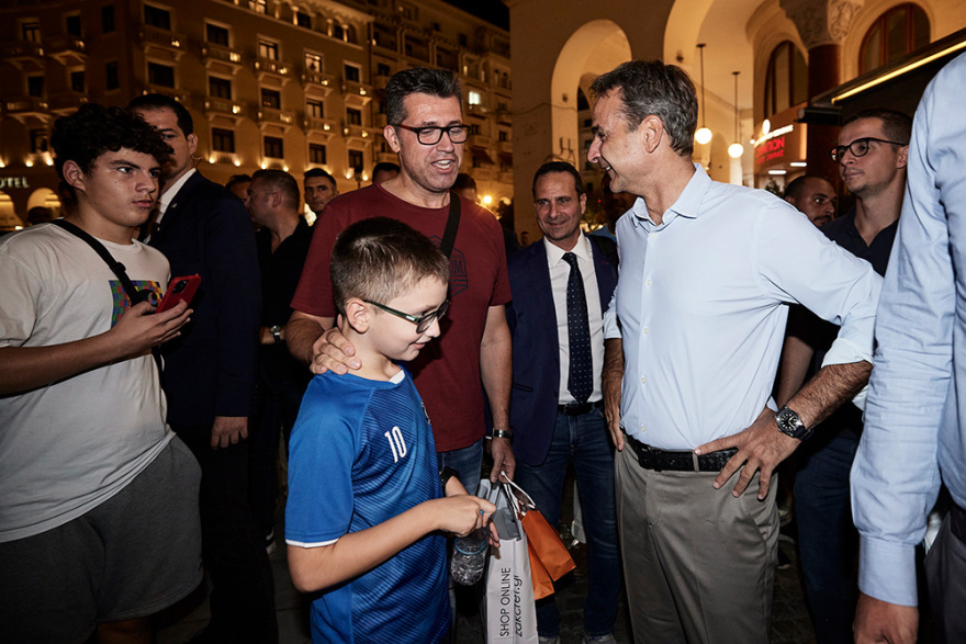 Θεσσαλονίκη: Βόλτα στην πλατεία Αριστοτέλους έκανε ο Κυριάκος Μητσοτάκης - Βίντεο