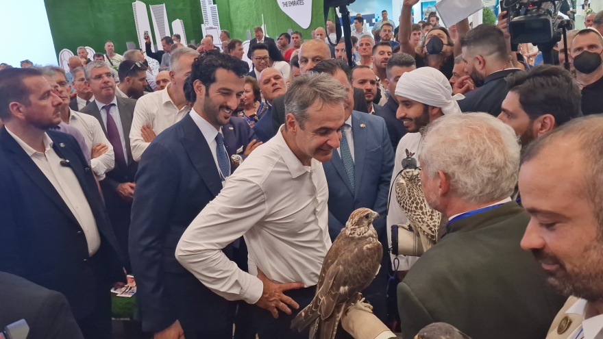 Ο Μητσοτάκης με τα τέσσερα βασιλικά γεράκια στο περίπτερο των ΗΑΕ στη ΔΕΘ