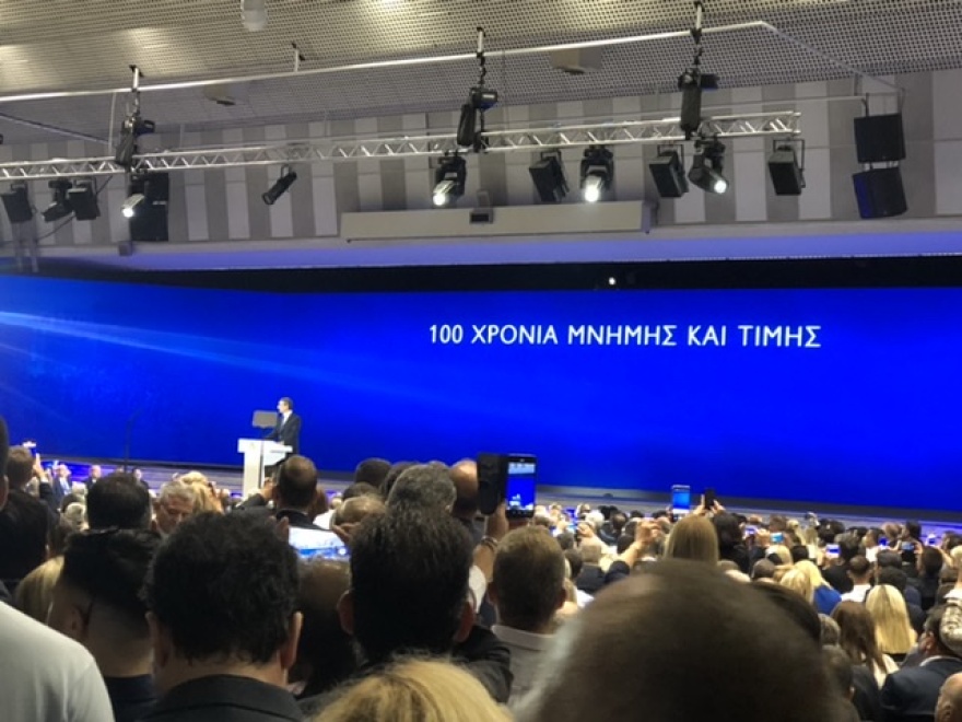 Θερμή υποδοχή στον Μητσοτάκη - Καταχειροκροτήθηκε προσερχόμενος στο Συνεδριακό Κέντρο «Ι.Βελλίδης»