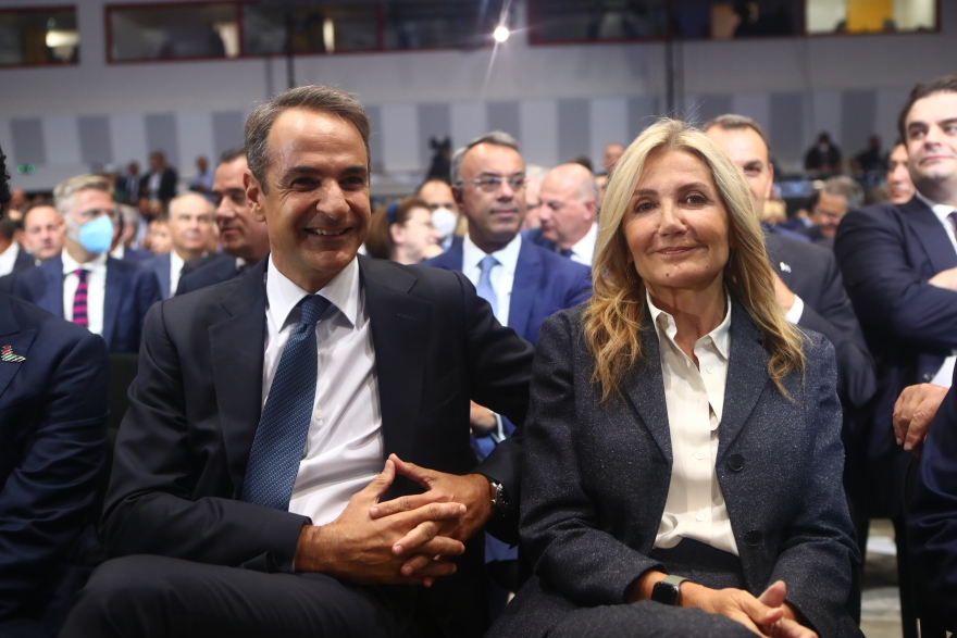 Θερμή υποδοχή στον Μητσοτάκη - Καταχειροκροτήθηκε προσερχόμενος στο Συνεδριακό Κέντρο «Ι.Βελλίδης»
