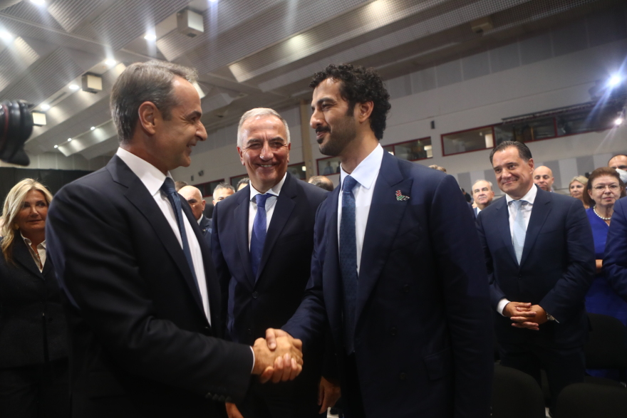 Θερμή υποδοχή στον Μητσοτάκη - Καταχειροκροτήθηκε προσερχόμενος στο Συνεδριακό Κέντρο «Ι.Βελλίδης»
