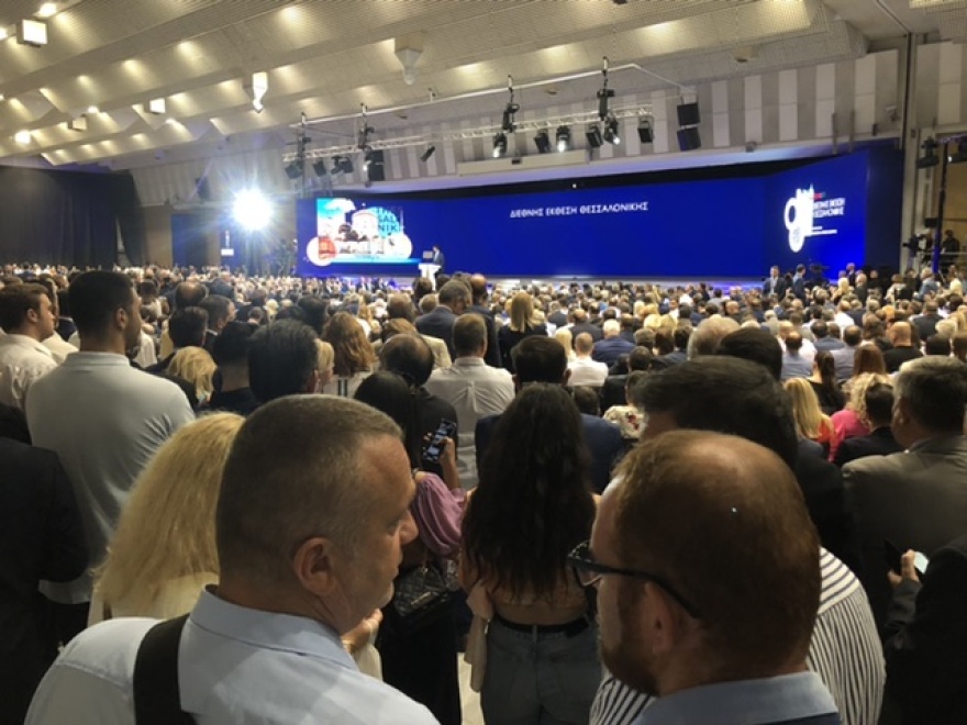 Θερμή υποδοχή στον Μητσοτάκη - Καταχειροκροτήθηκε προσερχόμενος στο Συνεδριακό Κέντρο «Ι.Βελλίδης»