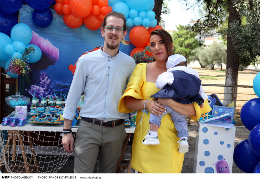 Μελίνα Μακρή: Βάφτισε τον γιο της - Δείτε φωτογραφίες